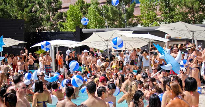 Vegas pool parties Liquid pool