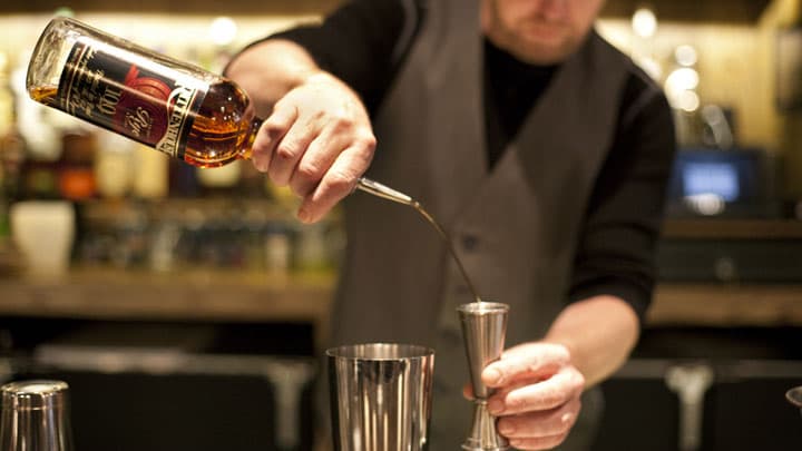 4 Ways Bartenders Can Rip You Off at Vegas Pool Parties