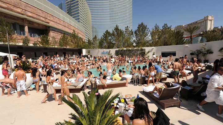 Liquid pool lounge
