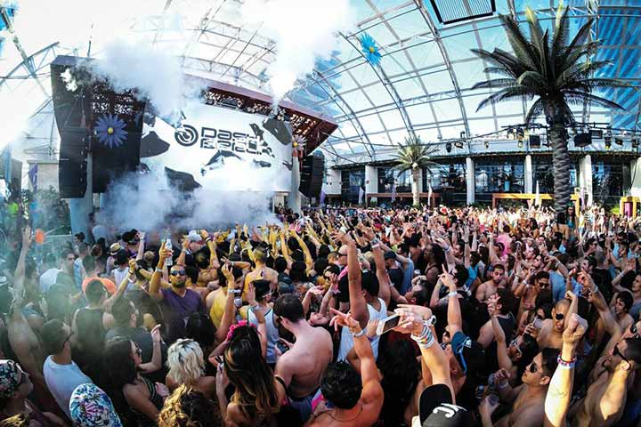 5 Vegas Pools Open Year Round