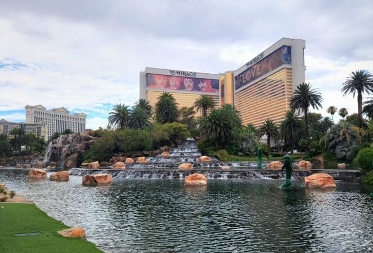 Vegas pool season dates