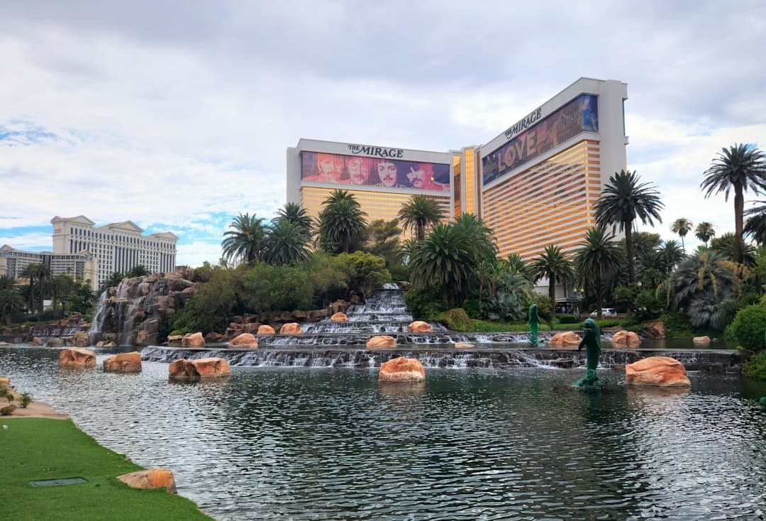Vegas pool season dates