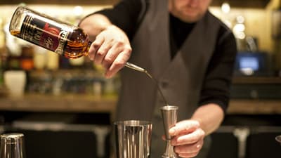 4 Ways Bartenders Can Rip You Off at Vegas Pool Parties